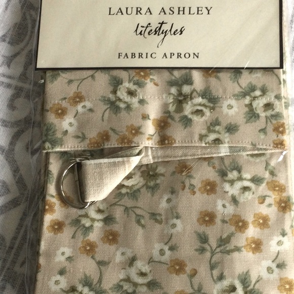 Laura Ashley apron and Apron pattern book - Picture 4 of 12